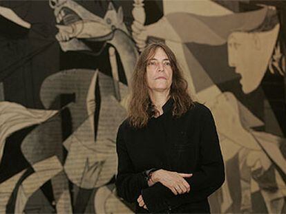 Patti Smith delante del 'Guernica', de Picasso, en el Museo Reina Sofía de Madrid, en mayo pasado.