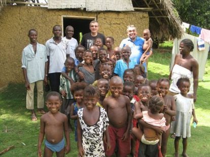 El padre Crisafulli, al fondo, con un grupo de ni&ntilde;os con los que los salesianos trabajan en Sierra Leona.