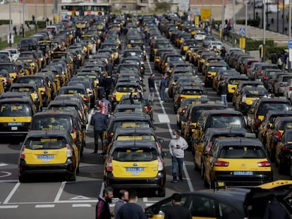 Taxis en el inicio de la marcha lenta hacia el Parlament, este jueves.