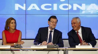 Mariano Rajoy en la reunión del PP, junto a Cospedal y Arenas.