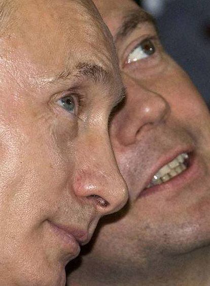 Putin y Medvédev charlan mientras asisten a un festival deportivo en Penza, a 700 kilómetros de Moscú, el pasado 23 de enero.
