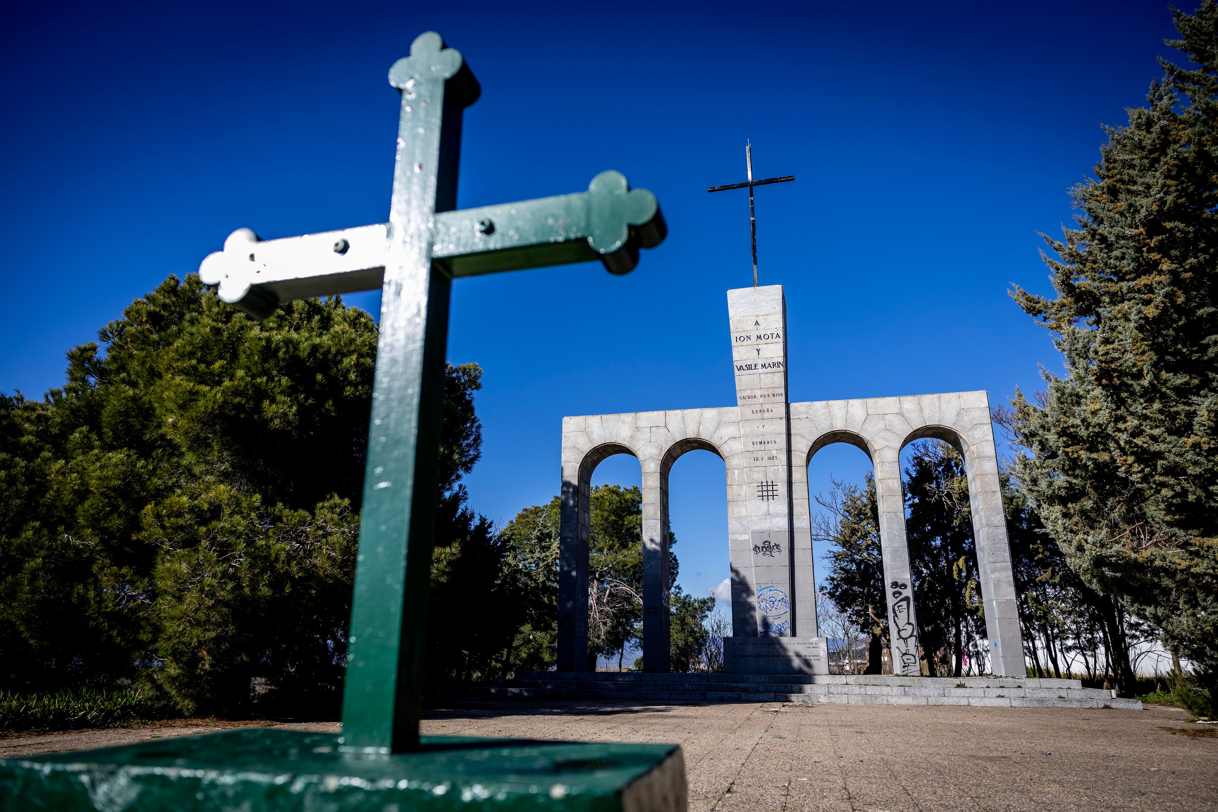 Monumento a Ion Mota y Vasile Marín, en el municipio madrileño de Majadahonda.