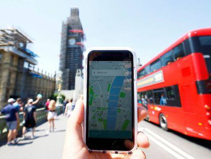 Un móvil con la aplicación de Uber en Londres.