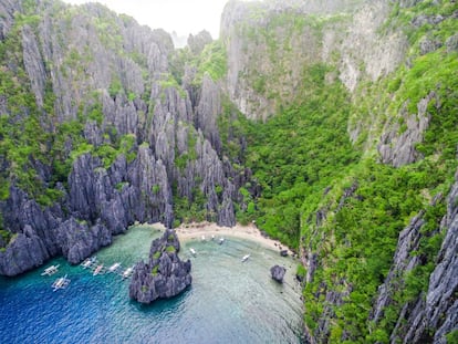 Vista aérea de Secret Lagoon Beach, en El Nido, en la provincia filipina de Palawan.