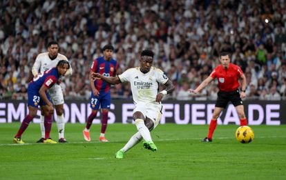 Brazilian Vinicius during the goal, scored from a penalty, that tied the game for Madrid.