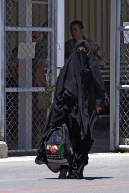 Imagen de la mujer afgana antes de embarcar hacia España facilitada por el JEMAD.