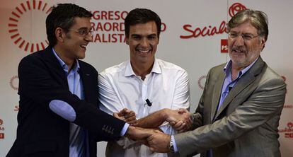 Madina, Sánchez y Pérez Tapias se estrechan las manos antes del debate.