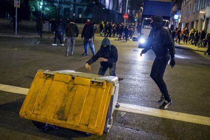 Enfrentamientos entre un grupo de manifestantes y agentes de la policía en Madrid. El Samur ha atendido a cinco policías y seis manifestantes de heridas leves.