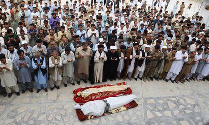 Paquistaníes durante el funeral de dos chiíes que murieron durante una emboscada, en Quetta (Paquistán). Hombres armados mataron a cuatro miembros de una familia chiíta en un ataque sectario al suroeste de Paquistán.
