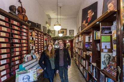 Àngels y Jaume, propietarios de la tienda Beethoven de la Rambla.