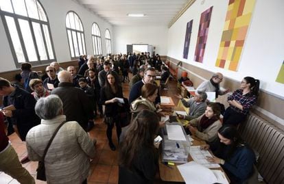 Votantes en un colegio electoral de Madrid. 
