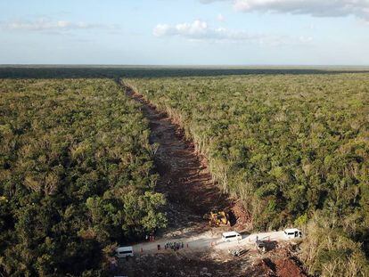 Fotografía tomada con un dron que muestra el impacto de las obras de construcción del tramo 5 del Tren Maya en Playa del Carmen, estado de Quintana Roo (México).