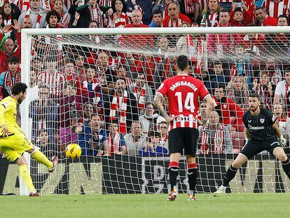 Parejo marca de penalti este domingo en San Mamés ante el Athletic.