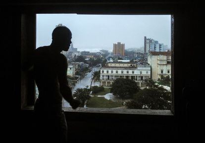 Un hombre mira desde una ventana las calles inundadas de La Habana (Cuba), el 9 de septiembre.