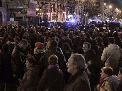 Un millar de personas se concentra junto a la sede del PP en Madrid