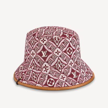 El estampado de este sombrero rinde tributo al año en el que se fundó Louis Vuitton, 1854. Un diseño de estilo pescador con un toque retro que cautivará a las habituales de la firma. Lo tienes aquí por 590 euros.
