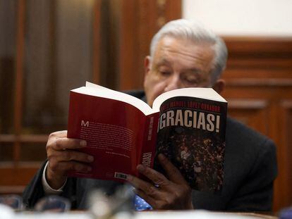 El presidente de México, Andrés Manuel López Obrador, lee su libro llamado '¡Gracias!', en su oficina del Palacio Nacional.