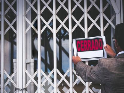 Un negocio cuelga el cartel de cierre en Madrid.