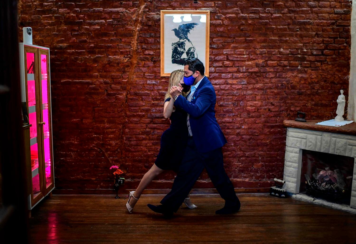 Una pareja ensaya en su casa de Buenos Aires para el Mundial de tango 2020.