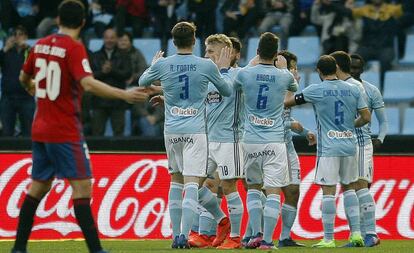 Futbolistas del Celta celebran el primer gol logrado ante Osasuna.