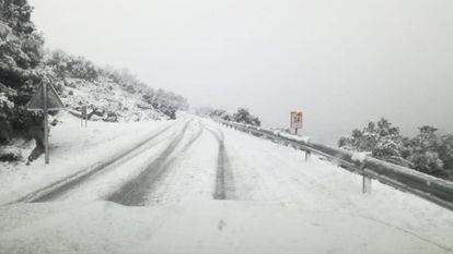 Una de las carreteras valencianas cortadas por la copiosa nevada que ha caido este domingo. 