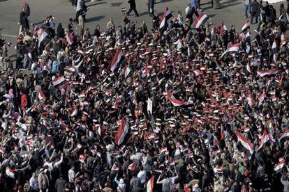 Miles de manifestantes acuden a la Marcha de la victoria de El Cairo para celebrar una semana de la salida de Mubarak