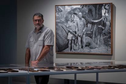 Joan Fontcuberta, junto a la obra 'Botsuana Safari', de 2015, que puede verse en la exposición 'Monstruos' en Can Framis, Barcelona.