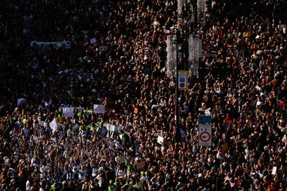 Participantes en la marcha a favor de la sanidad pública por el centro de Madrid.