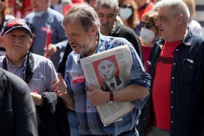 Un manifestantes sujeta un ejemplar del diario EL PAÍS con una imagen de Vladímir Putin. Tanto en el inicio de la marcha en Madrid, que ha partido desde la Gran Vía hasta Plaza de España, como en el final, sindicalistas y políticos han tenido palabras de solidaridad para el pueblo ucraniano, asediado desde hace más de dos meses por el Gobierno ruso.