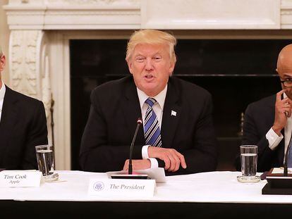 Desde la izquierda, Tim Cook (consejero delegado de Apple), el entonces presidente Donald Trump, Satya Nadella (de Microsoft) y Jeff Bezos (fundador de Amazon), en la Casa Blanca en junio de 2017.