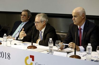De dreta a esquerra, el director d'inversions del Banco Santander, José Manuel Campa; el director general del CEC, Fernando Casado, i el president de Telefónica i president del CEC, César Alierta.