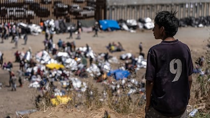 En lugar del Título 42, seguirá en vigor el Título 8. El cambio trae en la práctica un endurecimiento de las condiciones para lograr el asilo de consecuencias aún impredecibles. En la imagen, migrantes resguardados por la Custom Border Patrol (CBP) en un campamento improvisado entre los dos muros que dividen Tijuana (México) de San Diego (Estados Unidos).
