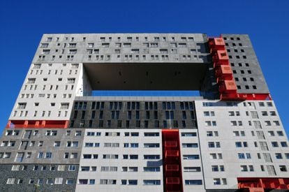 Este edificio llamado Mirador, diseñado por el estudio MVRDV, es un suburbio residencial en el extremo noreste de Madrid.
