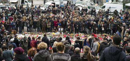 Un grupo de ciudadanos se concentran en la Plaza de la Bolsa de Bruselas (B&eacute;lgica) en recuerdo de las v&iacute;ctimas, un d&iacute;a despu&eacute;s de los atentados, hoy, 23 de marzo de 2015.