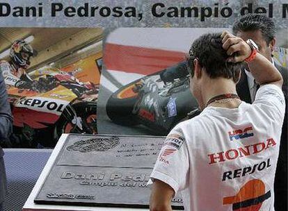 Pedrosa, ante la placa conmemorativa que le han dedicado en Montmeló