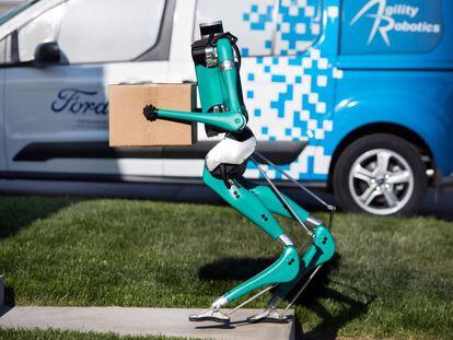 Digit, el robot de Ford para la entrega de paquetes con coches aut&oacute;nomos.