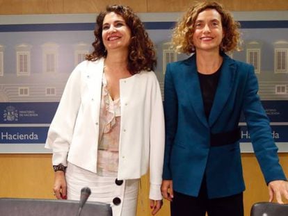 Las ministras de Hacienda, María Jesús Montero, y de Política Territorial, Meritxell Batet