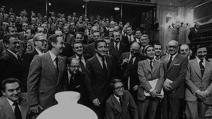 Adolfo Suárez y los componentes del Gobierno de UCD posan tras la aprobación de la Constitución en 1978.