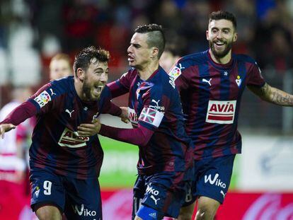 Enrich celebra un gol con Daniel Garcia y Borja Bast&oacute;n.