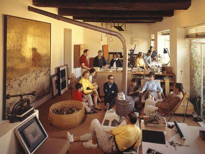 Reuni&oacute;n de amigos, en torno a Fernando Z&oacute;bel con, entre otros, Gerardo Rueda, Jos&eacute; Guerrero y Gustavo Torner, en casa de este en 1966.