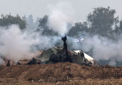 Soldados israelíes de la unidad de artillería se preparan para disparar en una zona sin determinar cerca de la frontera con la franja de Gaza, este martes. 