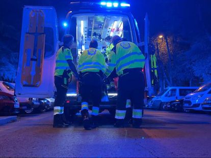 Un momento del traslado del joven agredido en ambulancia.