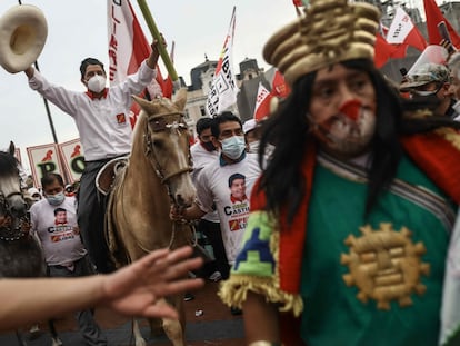 El candidato presidencial de Perú Pedro Castillo monta a caballo en el cierre de campaña, el 8 de abril.