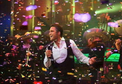Fotograma de la tercera temporada de Luis Miguel: la serie.