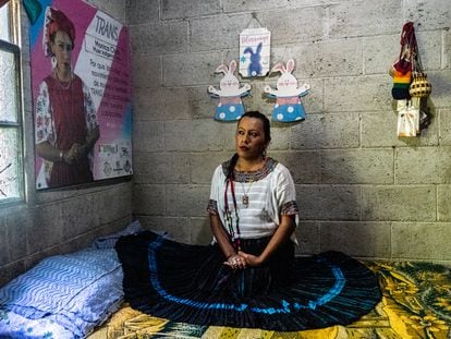 Retrato de Mónica Estefanía Chub Caal, mujer trans maya, en su casa de San Pedro Carchá (Alta Verapaz, Guatemala).