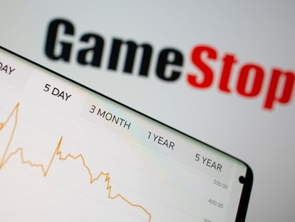 Gráfico de acciones de GameStop ante el logotipo de la empresa.