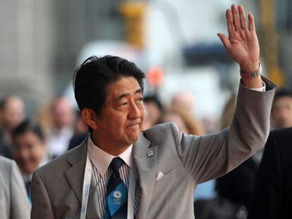 El primer ministro japonés, Shinzo Abe, saluda a su llegada a la ceremonia de apertura de la 125 asamblea del Comité Olímpico Internacional (COI), en el teatro Colón en Buenos Aires (Argentina).