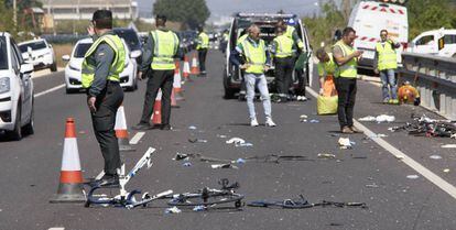 La Guardia Civil y miembros de Emergencias examinan el lugar del accidente de Oliva.