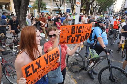 Manifestación contra el desmantelamiento de un carril bici, este jueves en Elche.