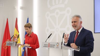 La Presidenta de Navarra, María Chivite, comparece junto al ministro de Política Territorial y Memoria Democrática, Ángel Víctor Torres, tras la firma del acuerdo para modificar la Ley de Régimen Foral, este martes en Pamplona.